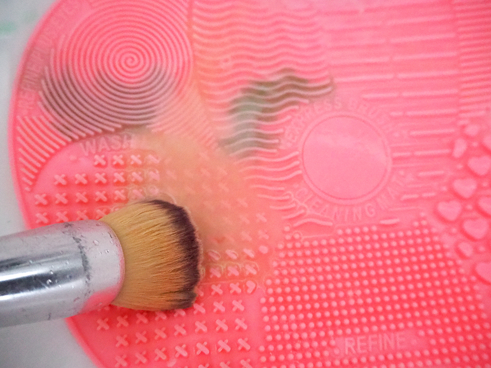 Should you invest in a makeup brush cleaning mat? - A Woman's Confidence
