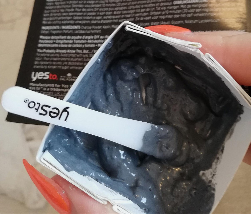 Yes Tomatoes Detoxifying Charcoal Powder-to-Clay Mask review A Woman's Confidence