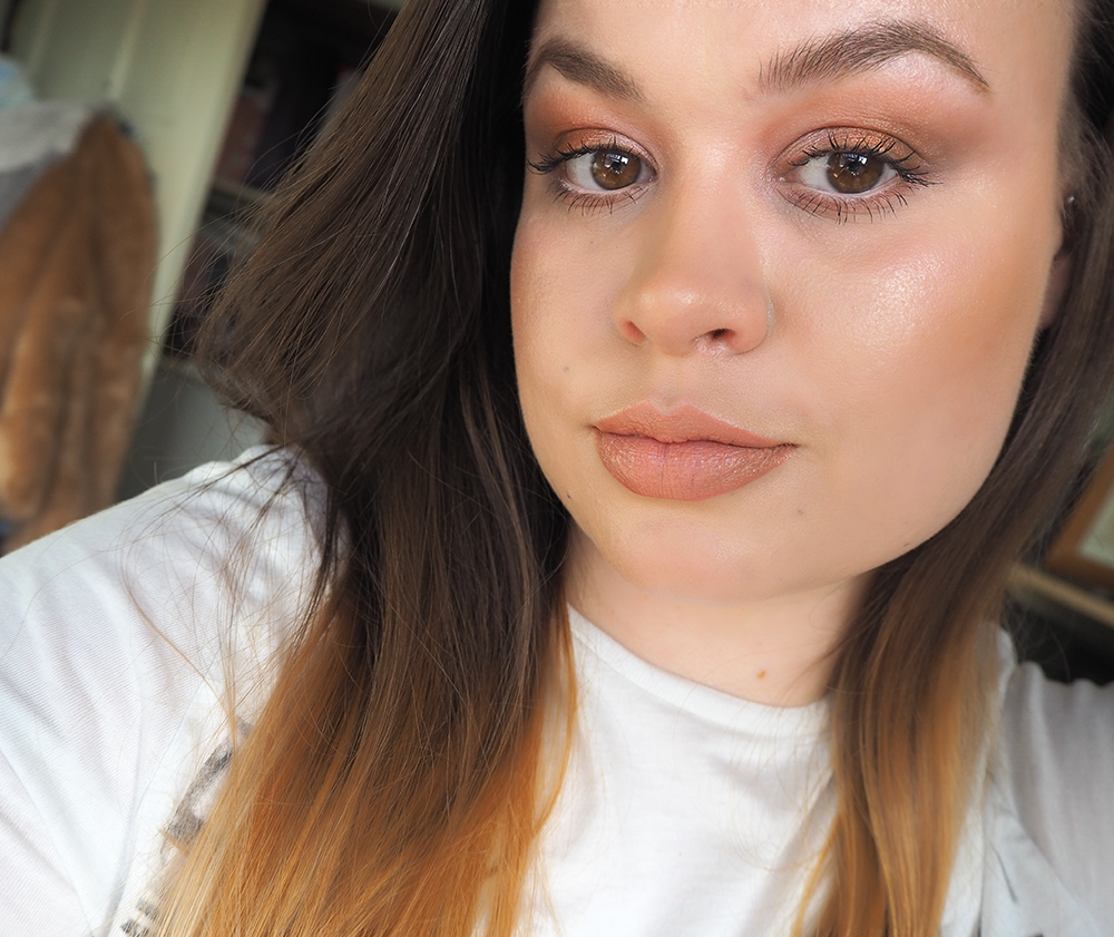 Glowy makeup look image