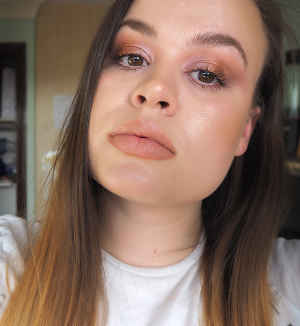 Glowy makeup look image