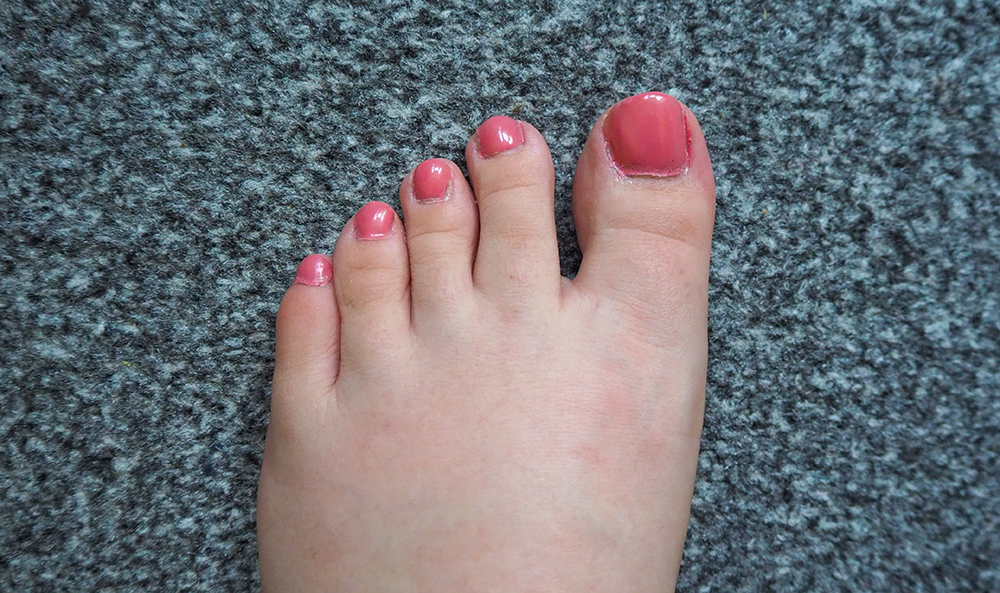 Modelones pink gel nail polish on toenails image