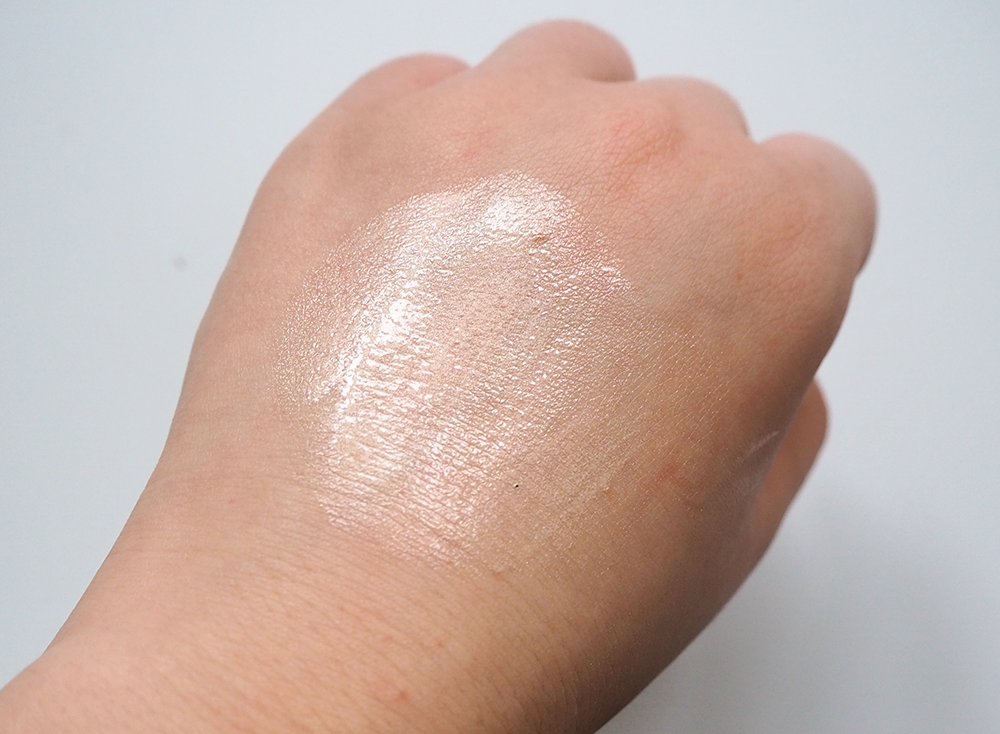 Chanel Les Beiges Highlighting Fluid in Pearly Glow swatch